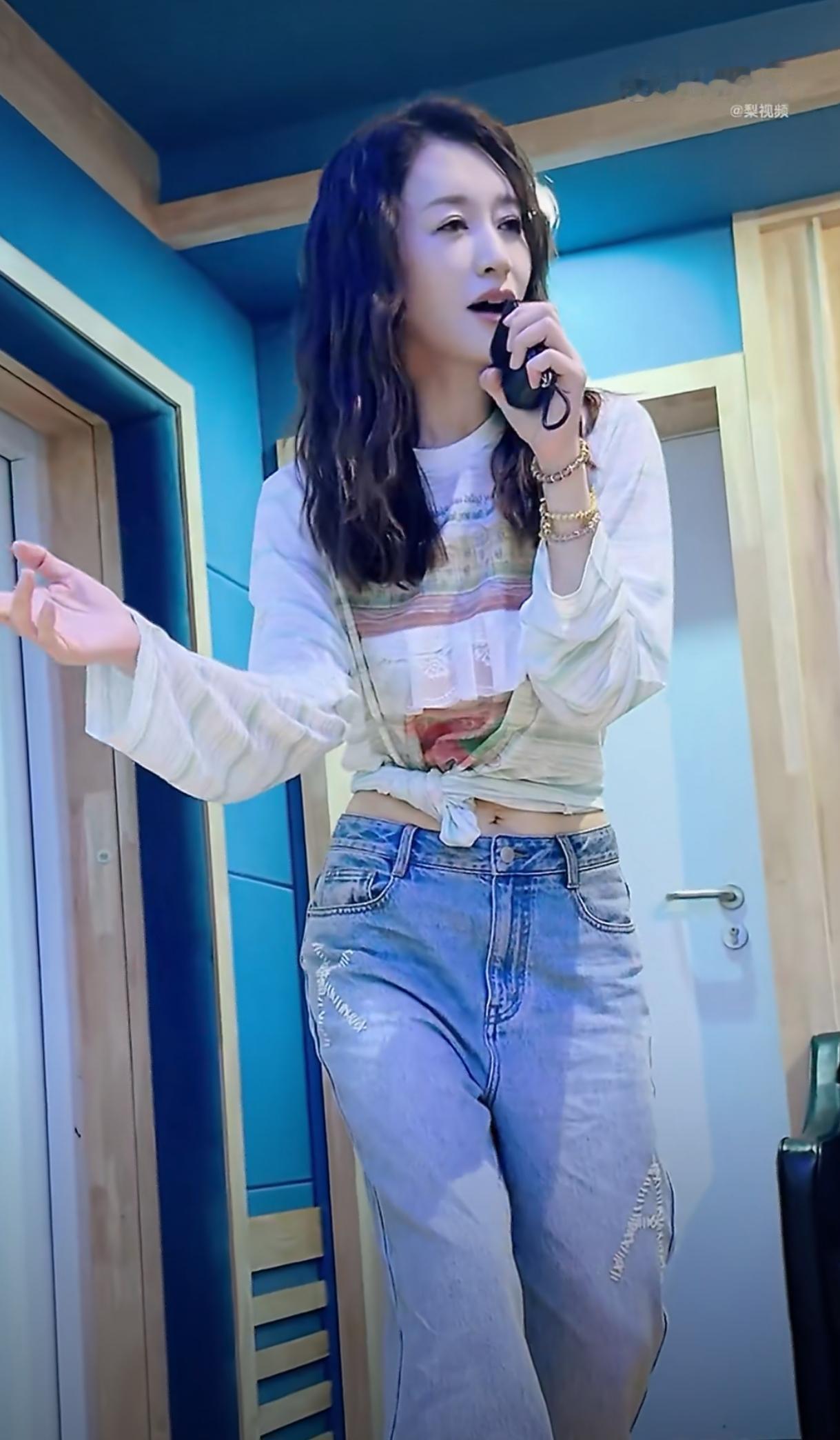 李小冉贺峻霖李小冉当场让贺峻霖“小嘴巴闭起来”，这反击太有梗了！说真的，