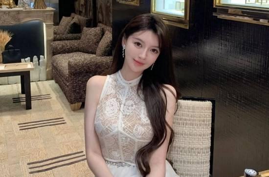 叶珂自曝“全身do了”全身上下嫩肤+微调近日，叶珂在直播中直言"全身都do了