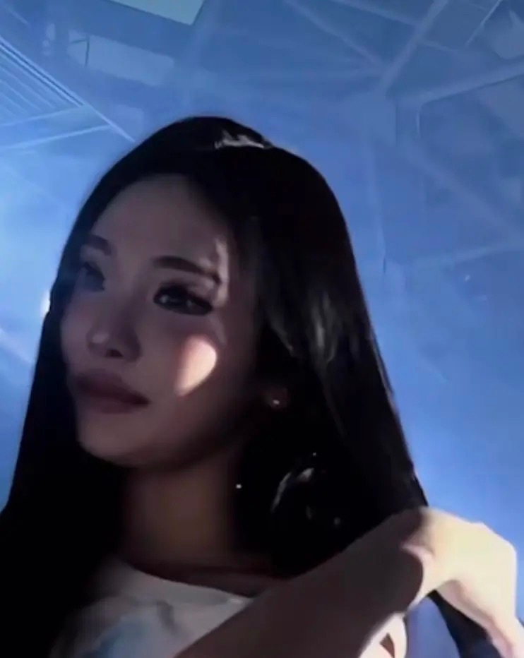 cody一直很偏爱她，为了掩饰她头大经常给她做长直发造型，粉底也比队友白一号，眼