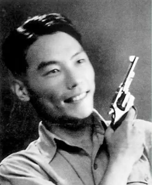 1961年，周总理在钓鱼台偶遇一个落单的少女，就问她：“你爸爸是谁？”少女说：“