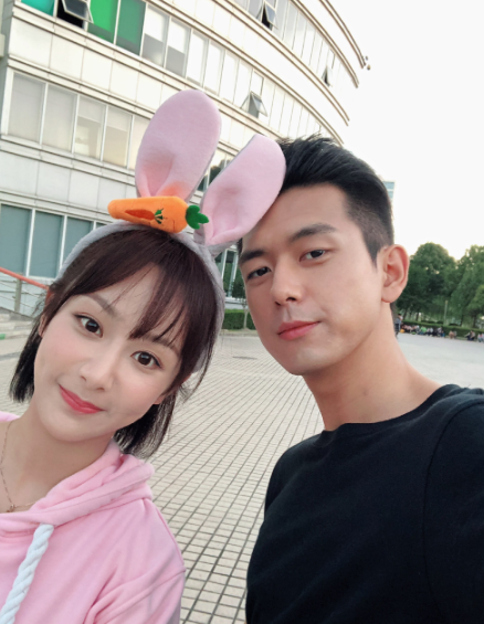 李现是我们普通人最容易偶遇的明星吧，昨天他又去香港旅游打卡了，而且全程步行穿梭在