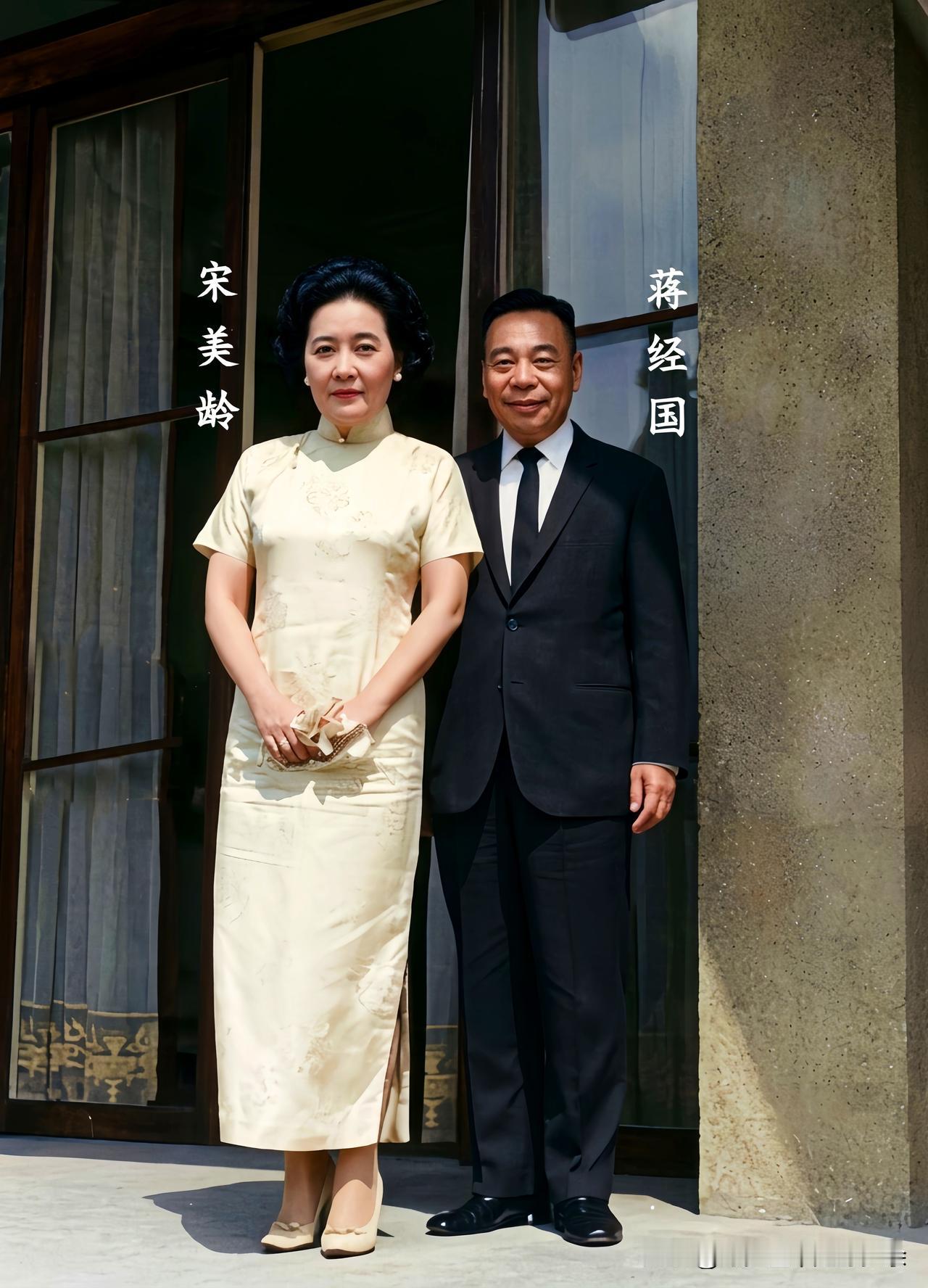 一张摄于一九七六年台北士林官邸的老照片，照片中的两人是宋美龄与蒋经国。这可不是演