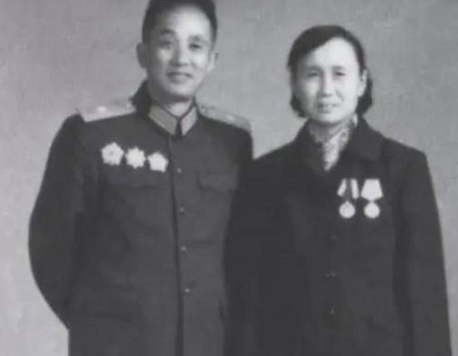 1947年，一名解放军师长，大腿根部受伤住院，这时，一19岁女护士来到他的病房，