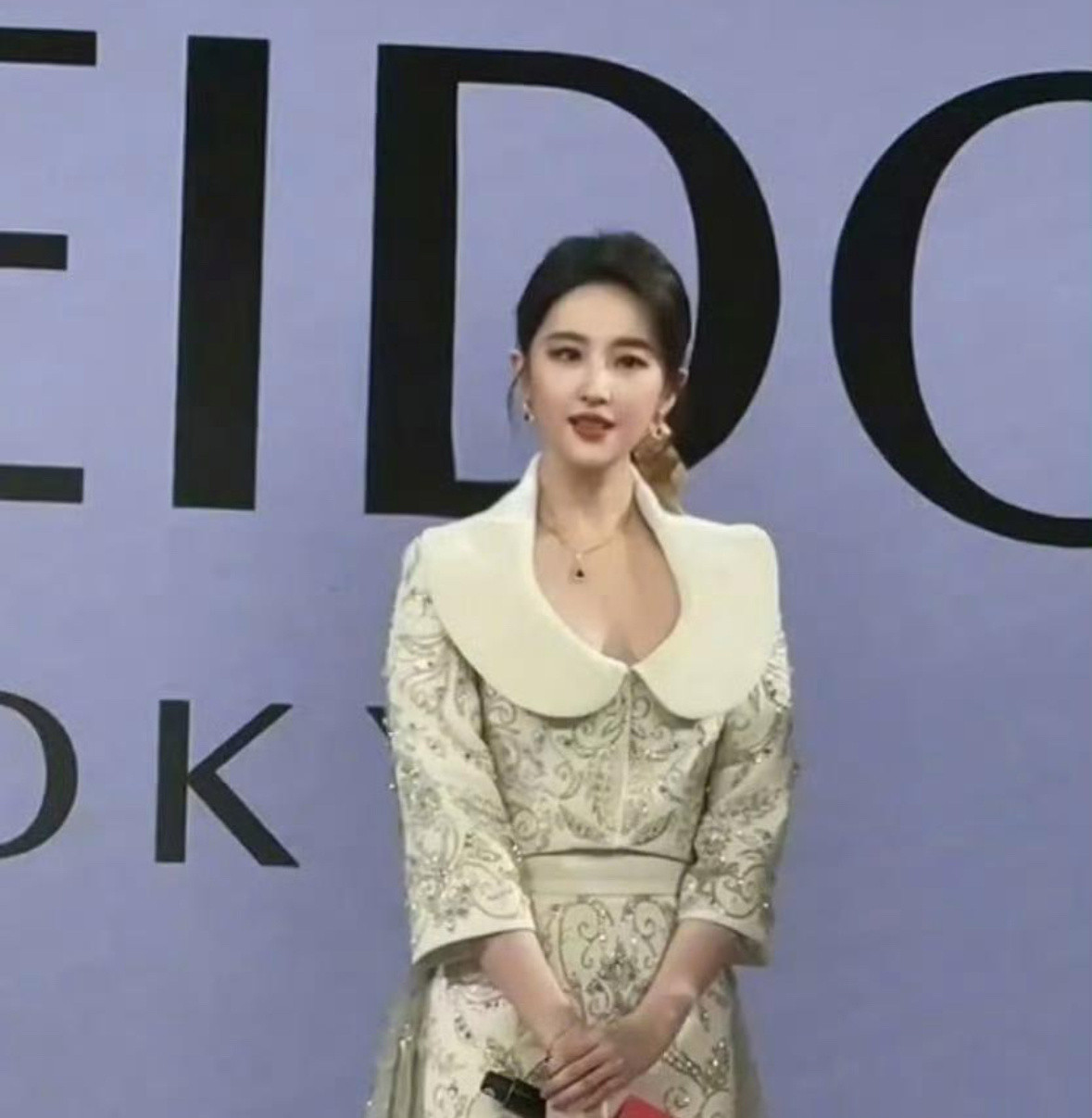 终于感受到为什么有些明星精修没有生图好看，精修后本来的骨相会变弱​​​
