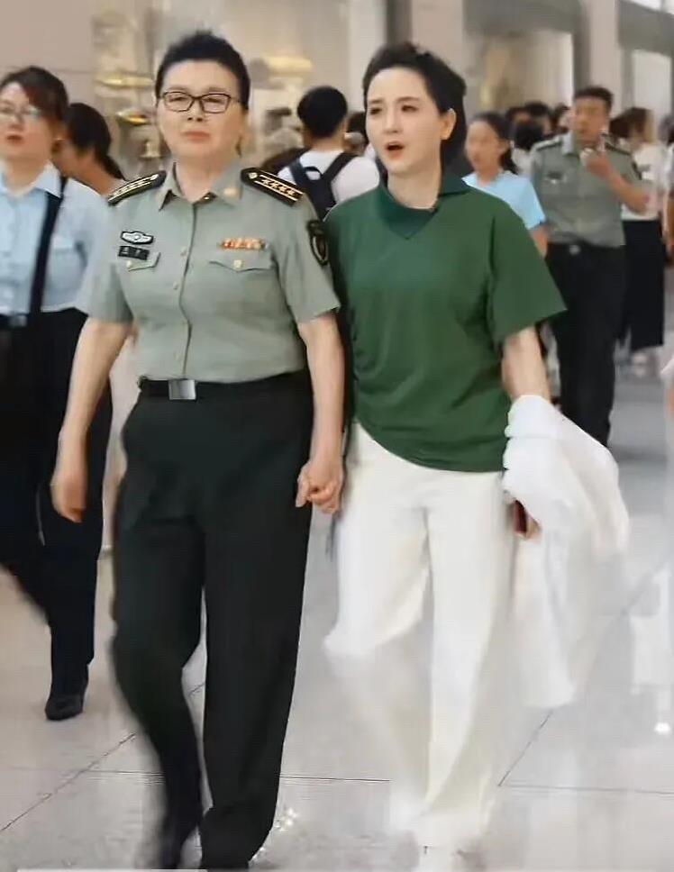 原来陶慧敏都快60岁了，这在农村都是奶奶级别的了，她怎么看起来还那么美，本人比电