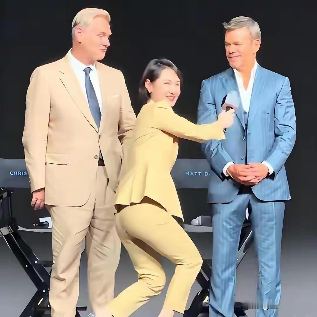 我猜她可能是脑子瞬间短路了！主持人陈璇为何能做出这样的动作，的确让很多业内人没