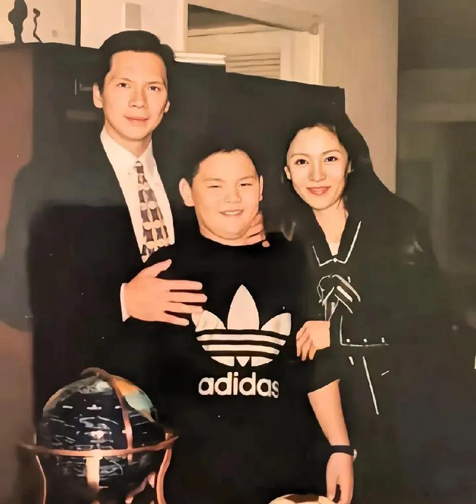 向佑父亲节发文：老豆，父亲节快乐！这是他和妈妈破冰后，首次更新动态，也是借父亲节