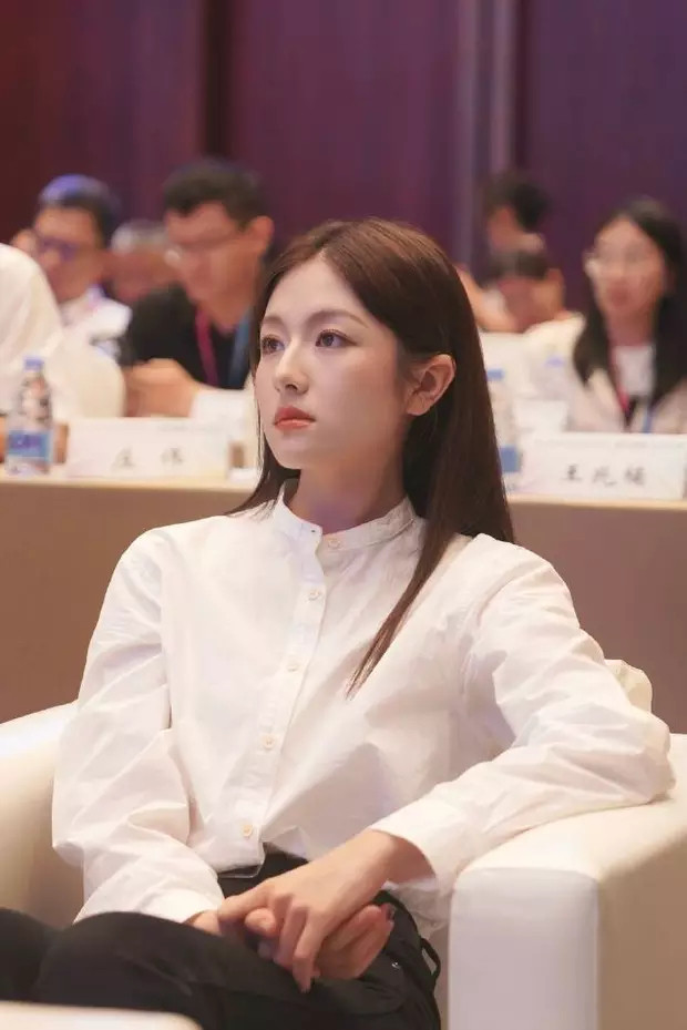 李兰迪白衬衫高智感十足。​​​