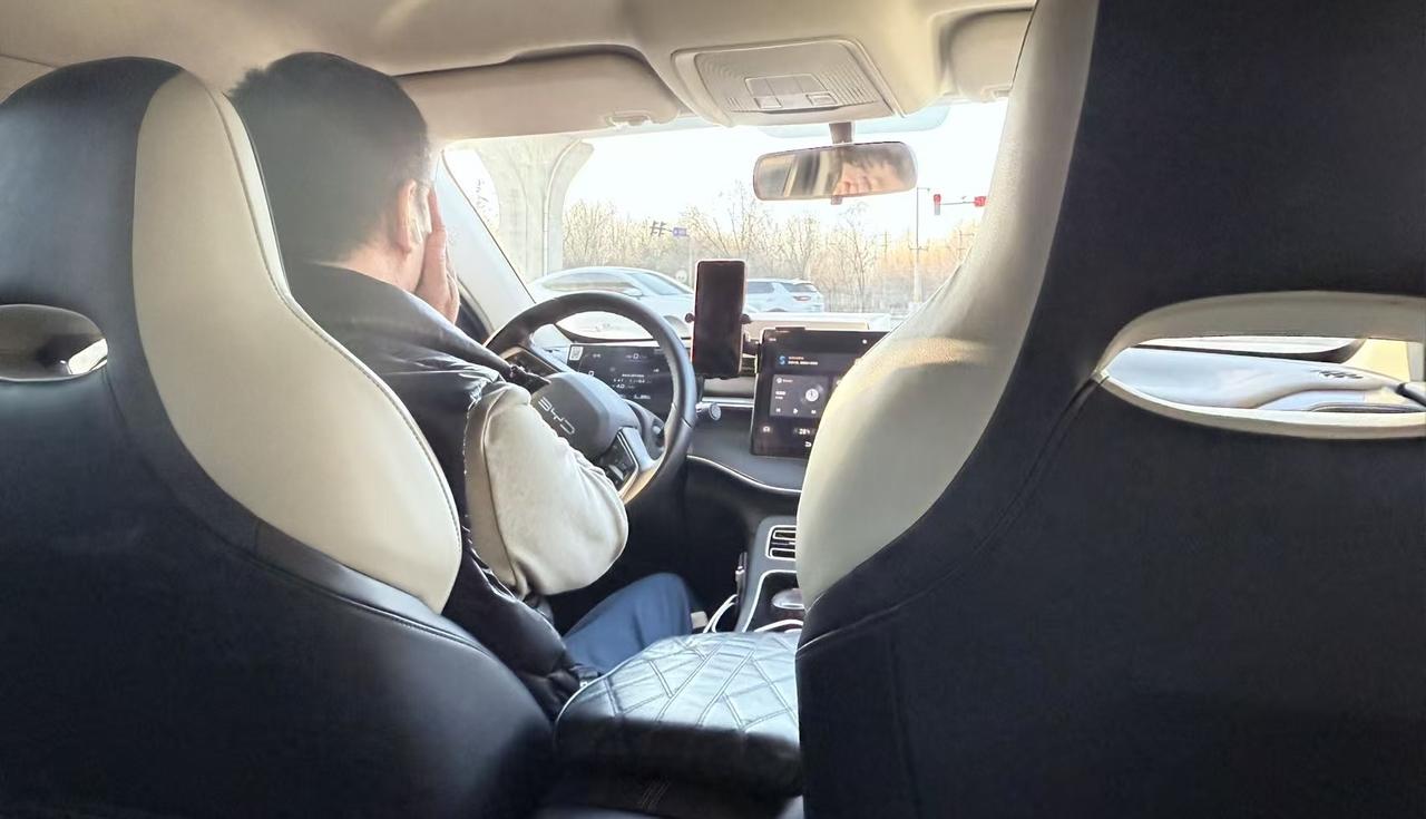 打了辆比亚迪秦PLUS插电混动（DM-i），纯电续航55公里，油电混动一箱油能跑