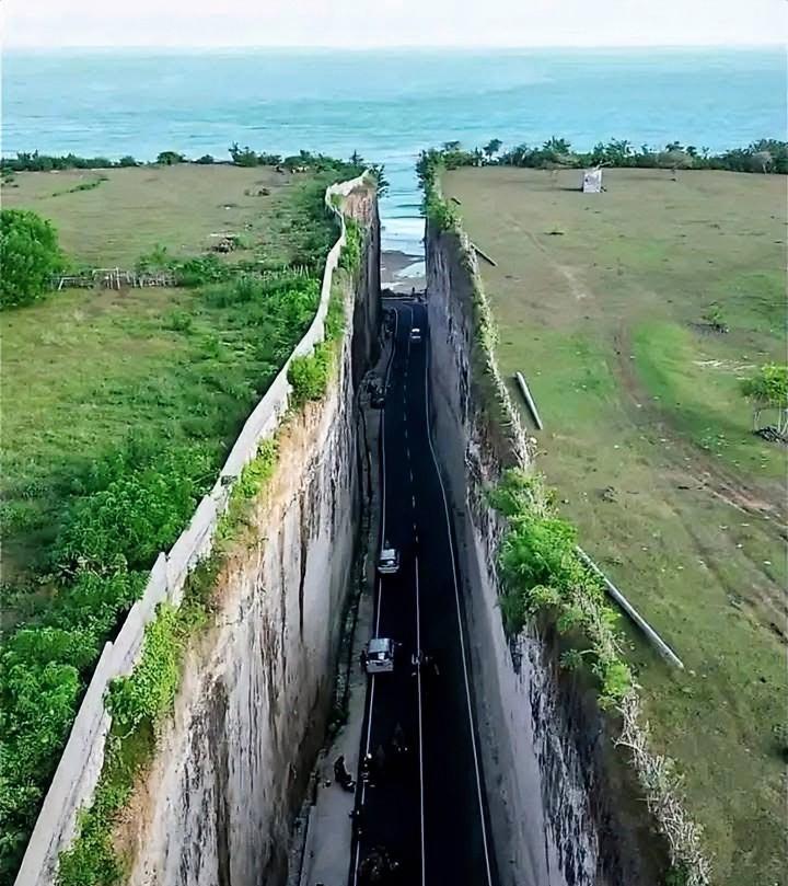 这条经过两年建设的300米悬崖边道路于2011年开通，通往潘达瓦海滩，沿途可欣赏
