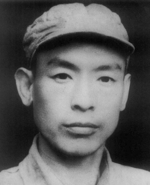 1943年，地下党朱向离借口回家，避开日伪整风调查，等回来时，一个日军长官指着他