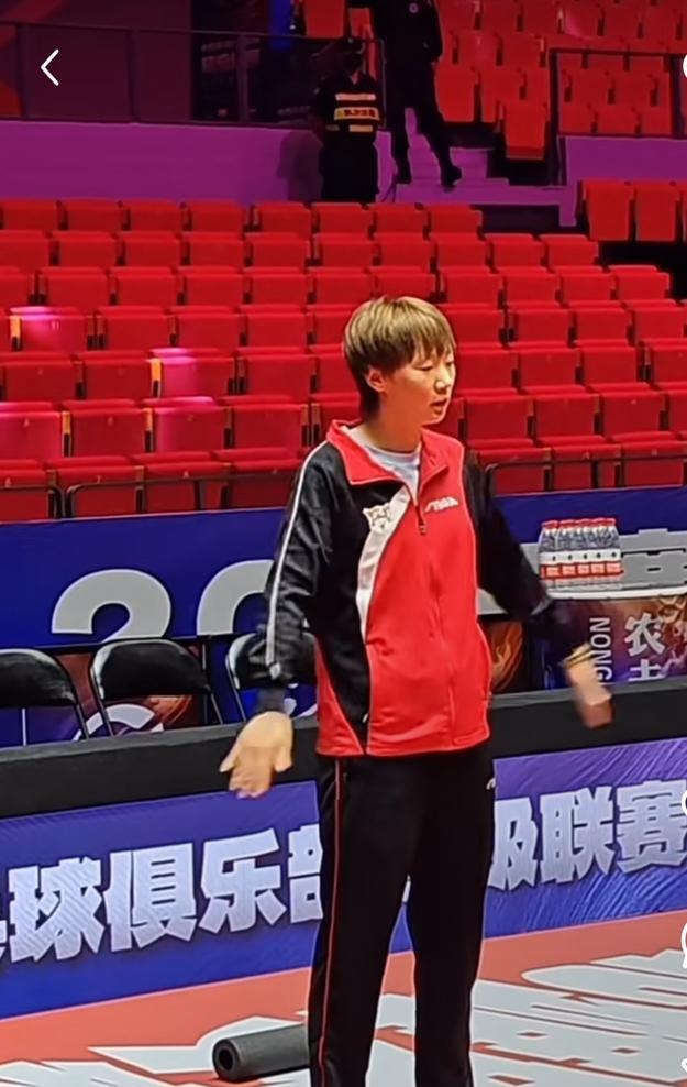 乒超联赛王曼昱正在赛前热身首次比赛加油6月10日，乒超联赛第一阶段第二天，
