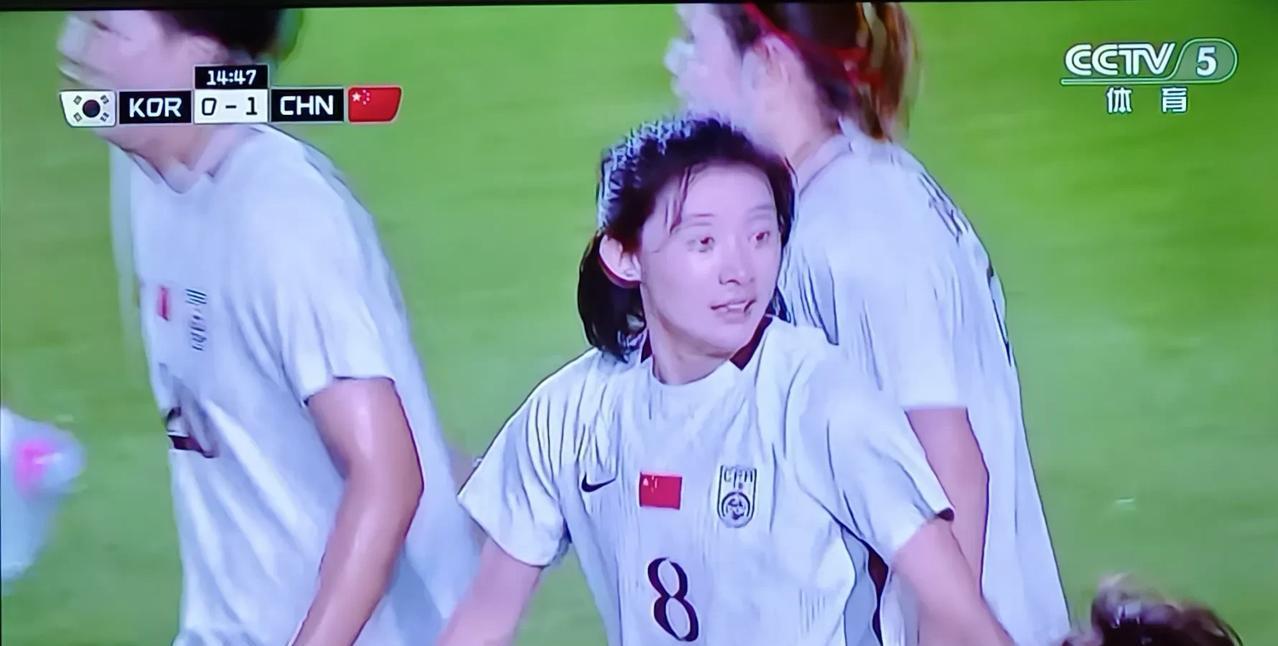 中国女足第15分钟依靠8号姚伟禁区前沿的遠射入网1:0领先，失球后的韩国女足疯狂