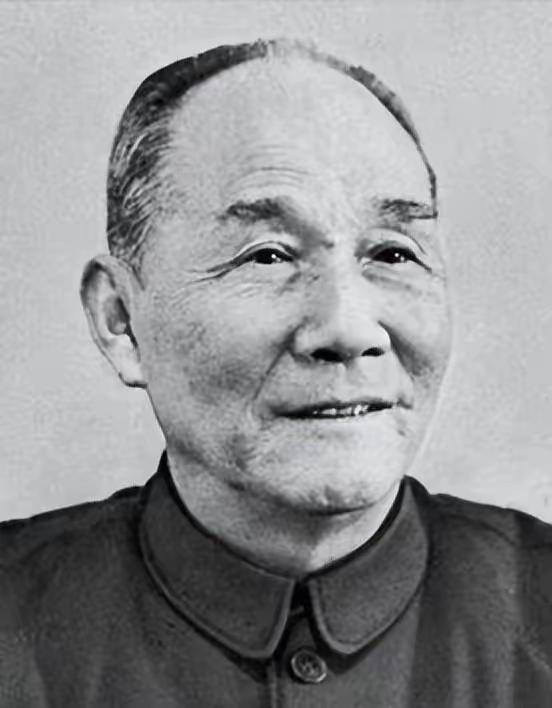1937年深秋，陕甘宁边区岗哨前，黄火青跌跌撞撞挪过来。哨兵嫌他破破烂烂、一身臭