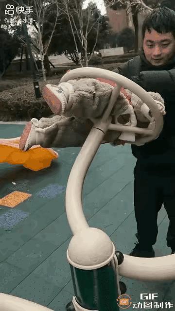 老太太在小区广场带孙子，因为要去卫生间，就把几个月大的宝宝托付给同栋楼的邻居男子