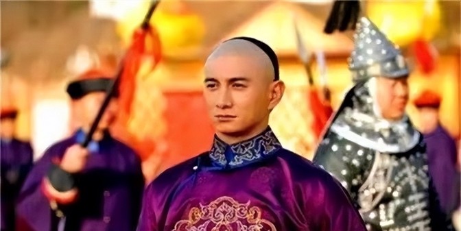 1722年，康熙临终前下了一道圣旨，点名让一个男人陪葬，四皇子胤禛对此颇为不解，