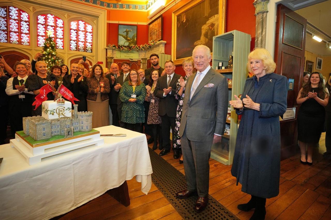 国王和王后是成年人的童话？安德鲁王子丑闻发酵，查尔斯王子当年又能好到哪里去。查