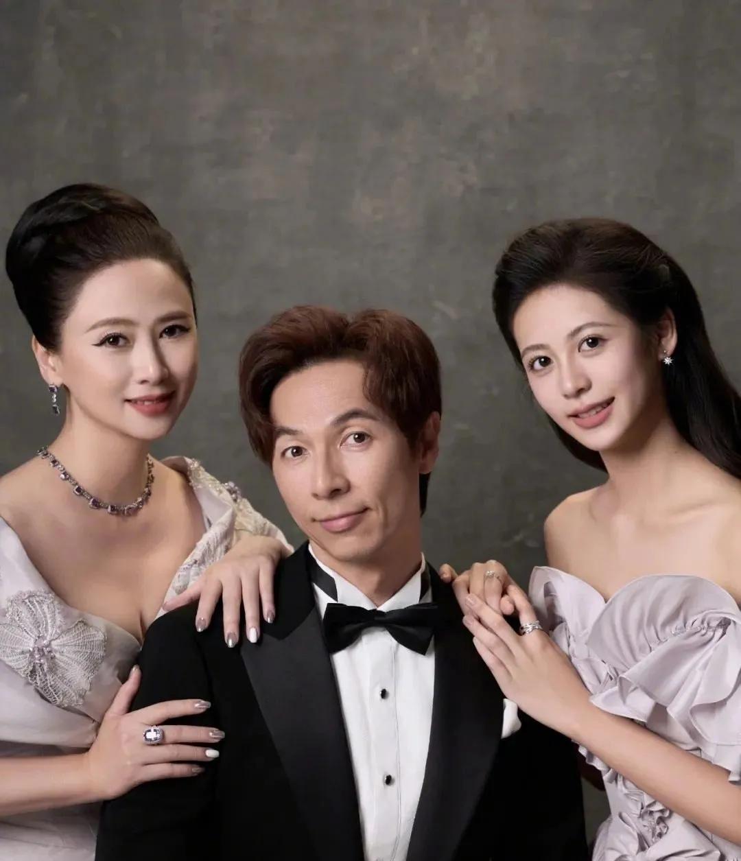 结婚18年，翁虹透露自己和老公已经分居三年了，老公带着女儿在美国定居生活，不过这
