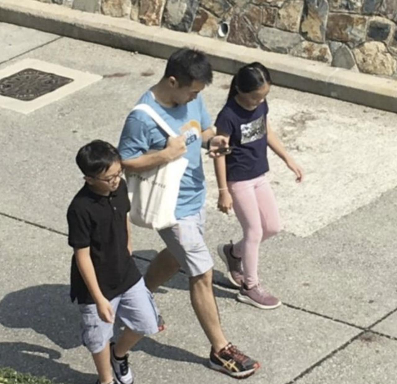 刘銮雄44岁长子<em>刘鸣炜</em>带着孩子在香港迪士尼乐园游玩，还晒出了照片。照片中<em>刘鸣炜</em>