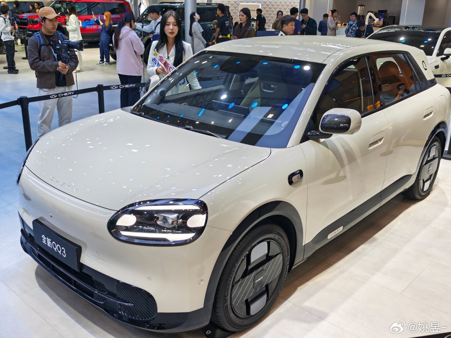 奇瑞展台的全新QQ3和iCARV27两台很有意思的小车，你们觉得咋样？