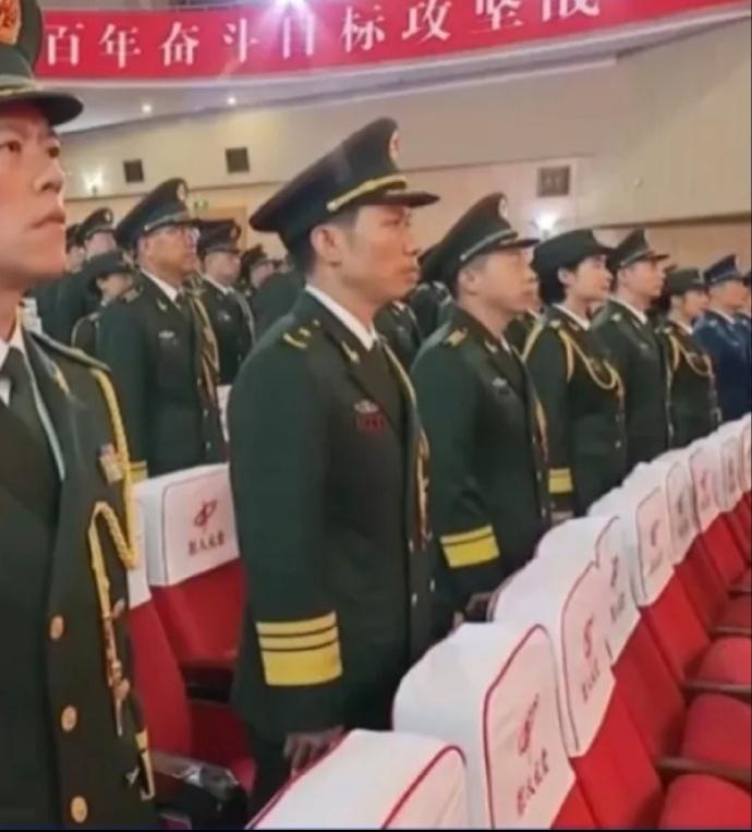 恭喜汤洪波，将于成将军了！第二批航天员里，现在已经有陈冬和汤洪波两位少将了。