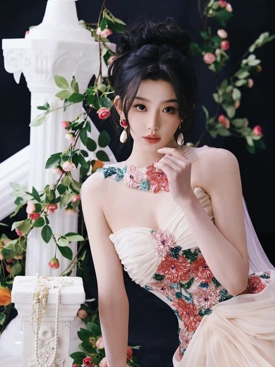 孔雪儿古堡公主孔雪儿的古堡公主造型简直是从复古童话里走出来的惊艳存在，一袭缀满