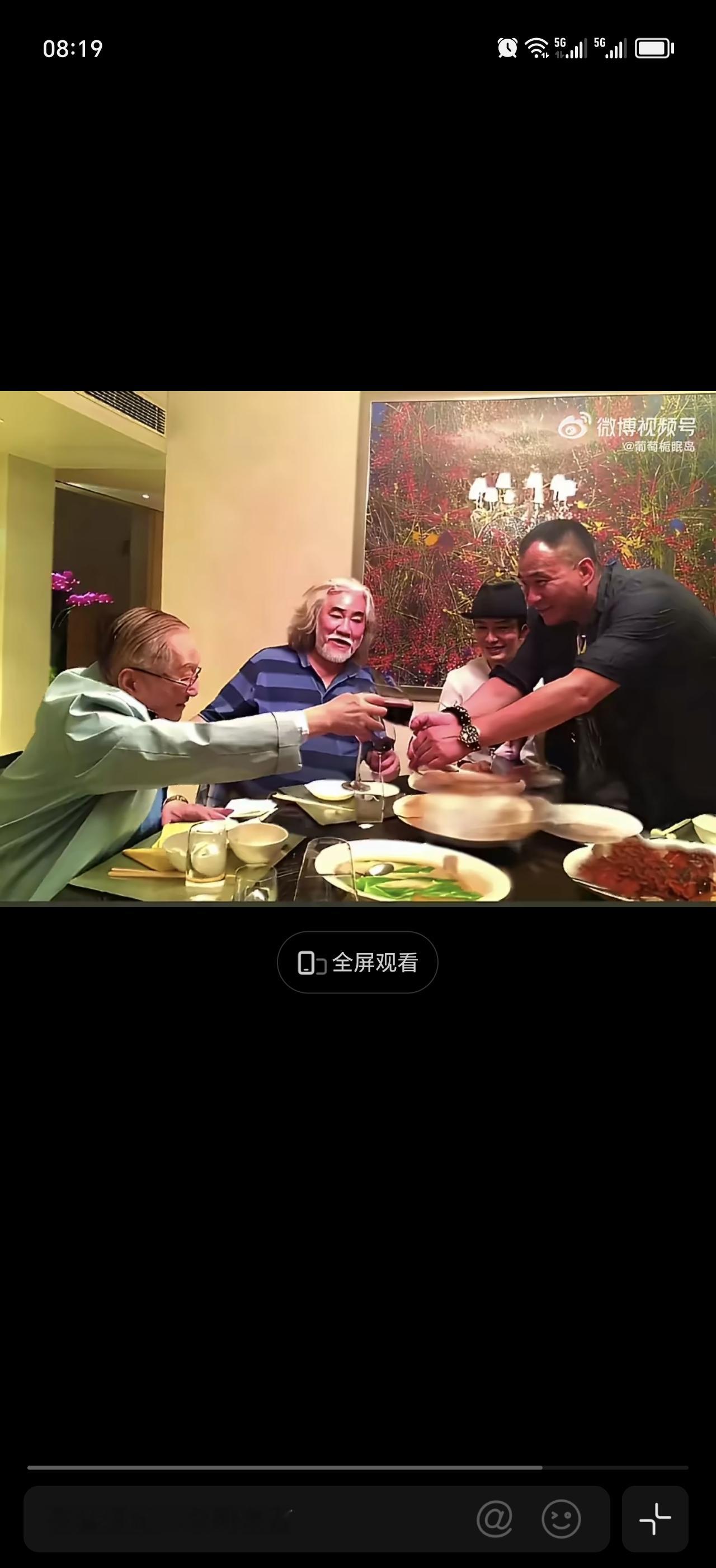 大佬们的前世今生：十多年前，张纪中带着胡军、黄晓明拜访金庸，几个人在饭馆搓了一顿，看样子气氛热烈。虽