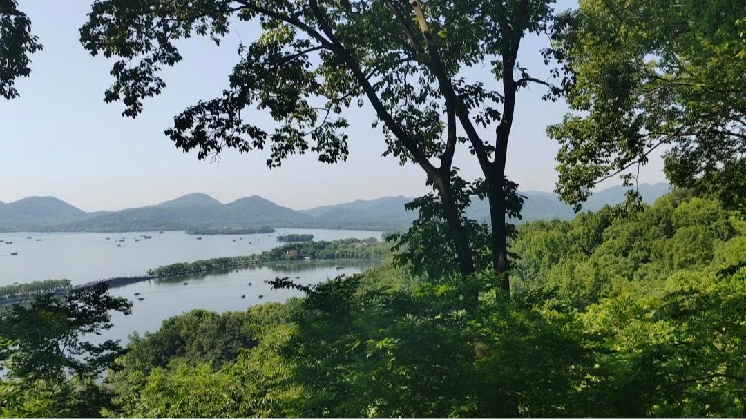 总有人被灌输“年轻时拼命奋斗，老了再享福”的道理，可现实往往事与愿违。人生最好的