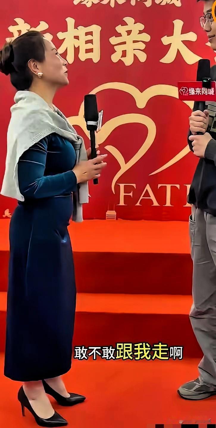 义乌这相亲市场，现在玩得是越来越野了。前两天有个视频挺火，一50多岁的大姐在