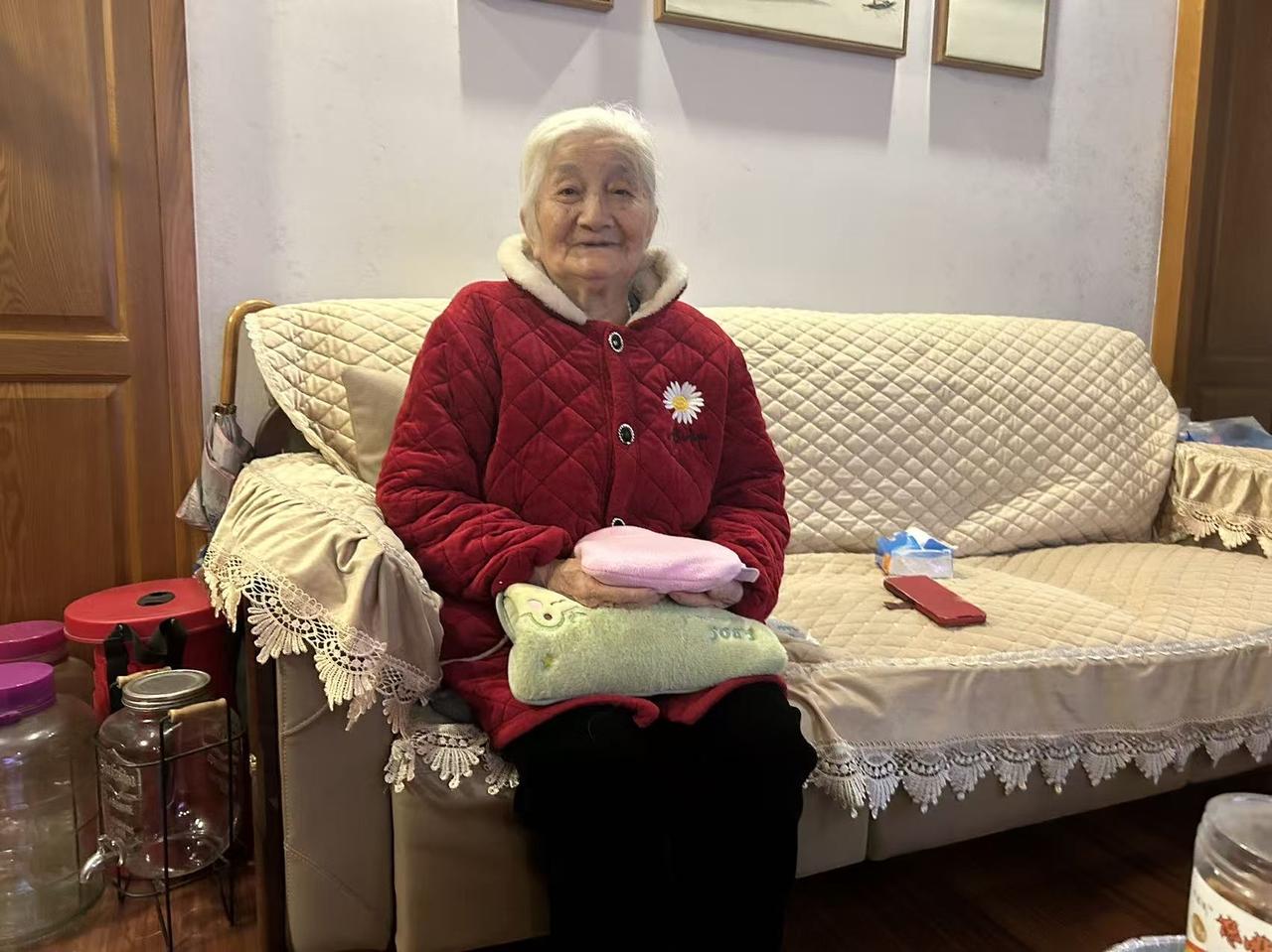 也不是等什么，就是坐着。看电视吃零食，问她想吃啥，她说随便。问她中午烧什么，她说