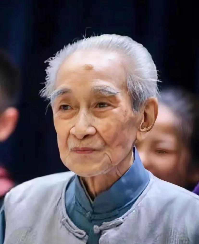 南怀瑾：“我年轻时，一位高人对我讲了两点，我受益一辈子。”南怀瑾年少时离开浙江乐