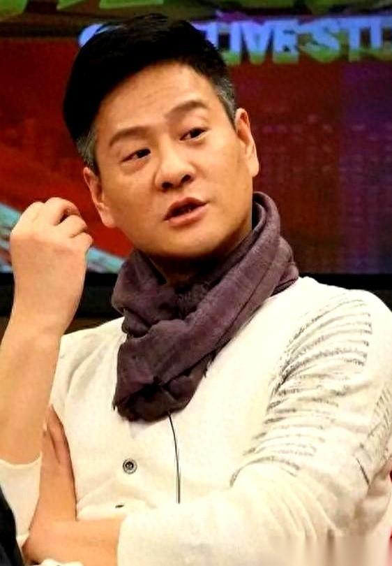 怀着孕冲进火海把老公拖出来，把手里的王牌资源全砸他身上帮他爆红。结果呢？男人