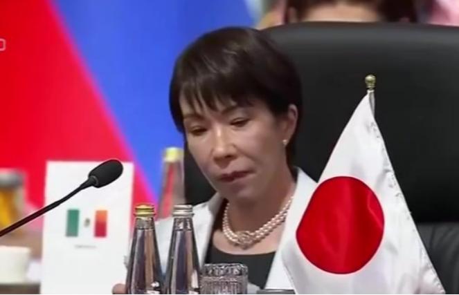 高市早苗取消访美的理由是身体状况不允许，这个解释放在平时没什么好说的。但偏偏就在