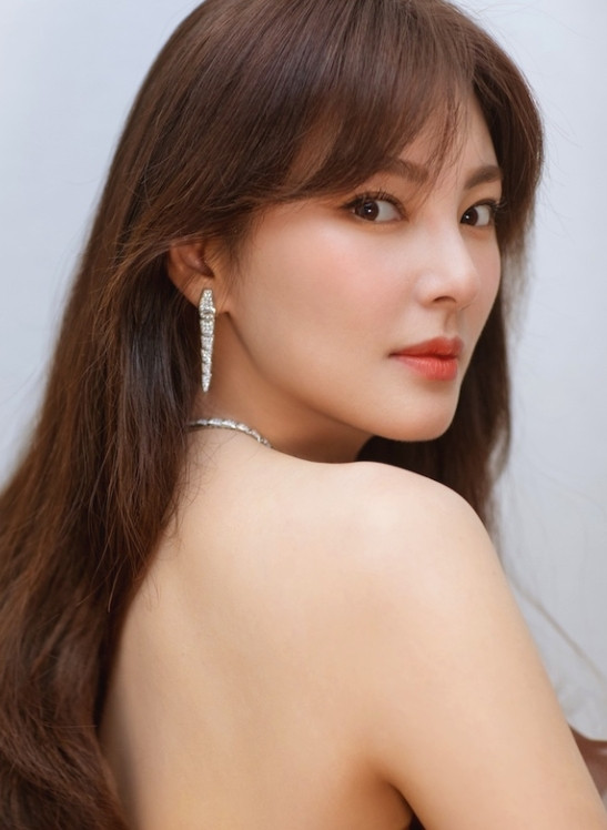 2016年，张雨绮和富豪袁巴元闪婚，袁巴元买了一套千万豪宅做婚房，然而张母去交一