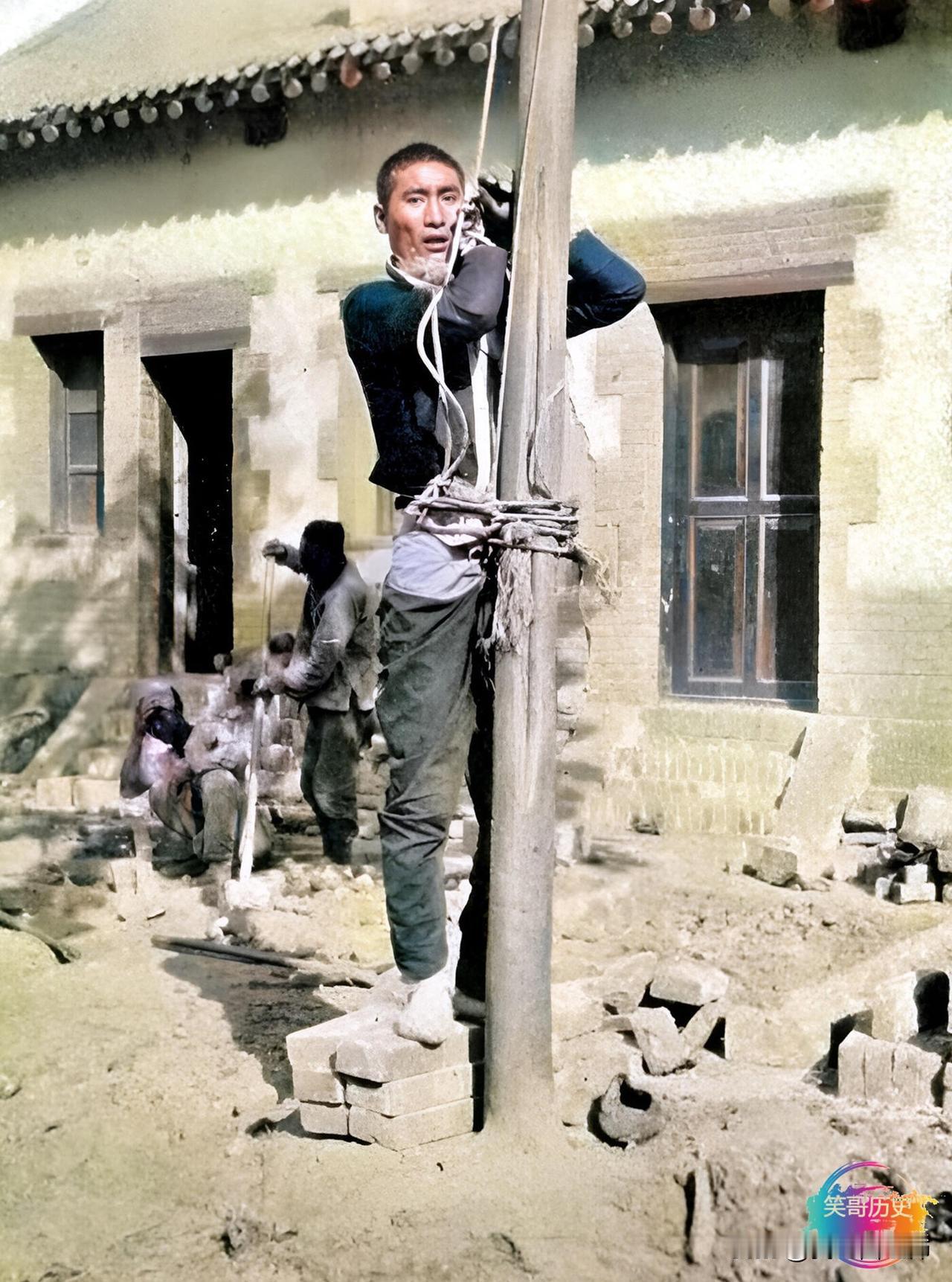 看这张老照片，画面冲击力十足！1920年代，河南，一个身量高大、模样俊朗的年轻人