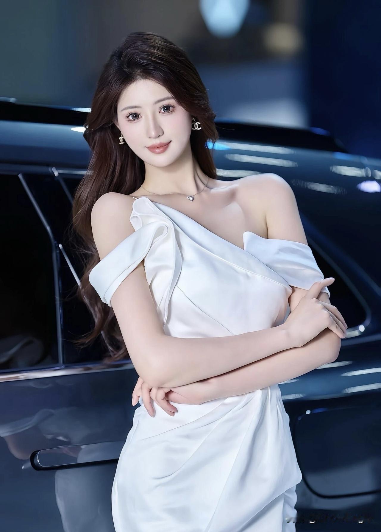 记录我的2026白衣美人倚车旁，风姿绰约似画卷。