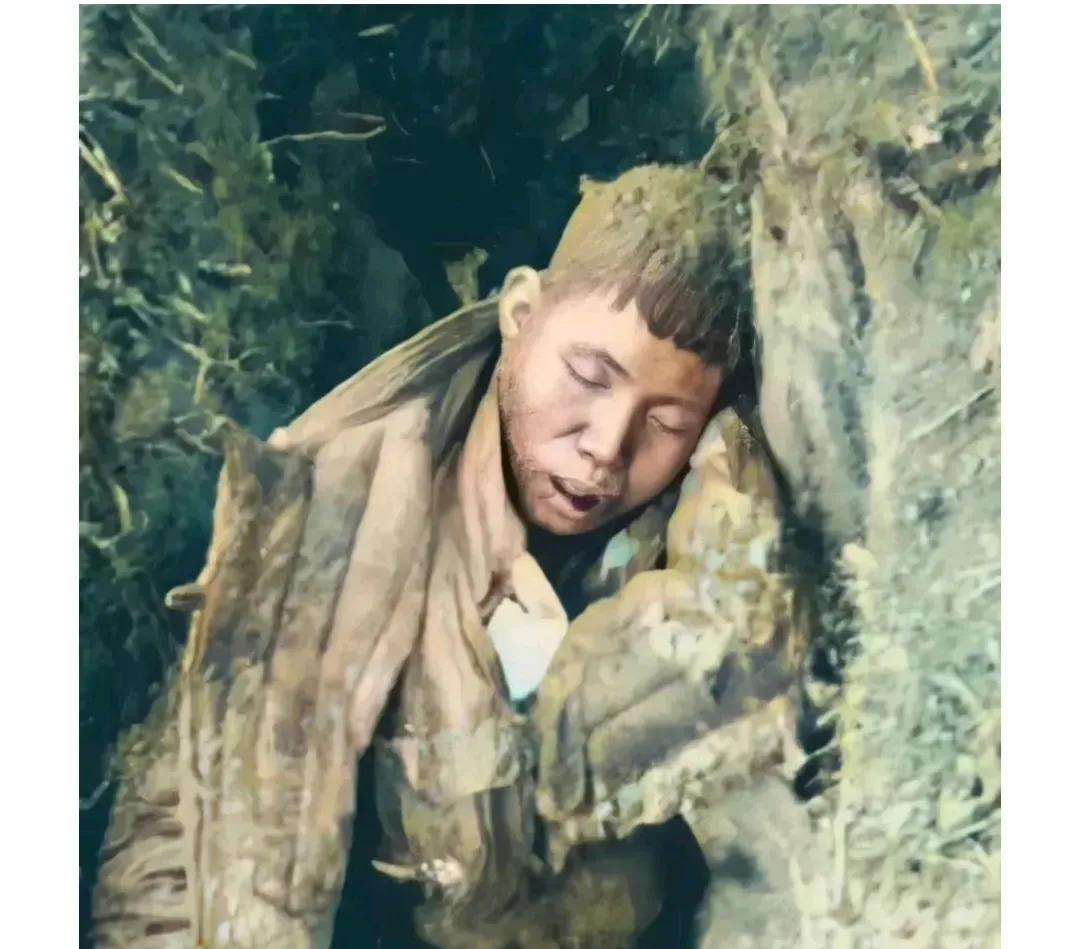 1950年，长津湖战役中，一名被冻死的志愿军战士，他生前是志愿军第九兵团的士兵，