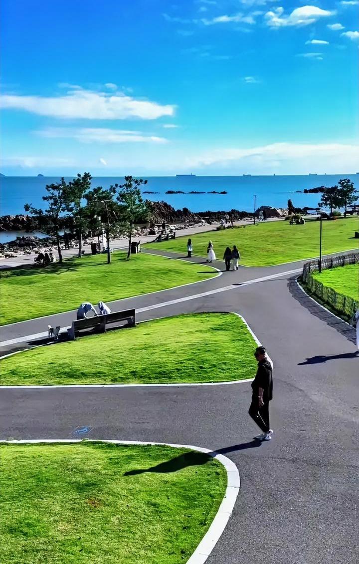 这么宽的路跑不开你？青岛海之恋公园跑步男道歉视频公布，说自己热爱跑步，跑了二十