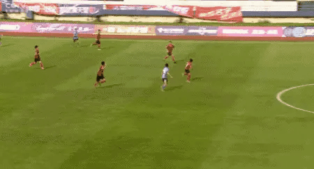 U20这批球员停球真比以前国家队那帮大爷好了很多，经常看到他们把高难度的传球停好