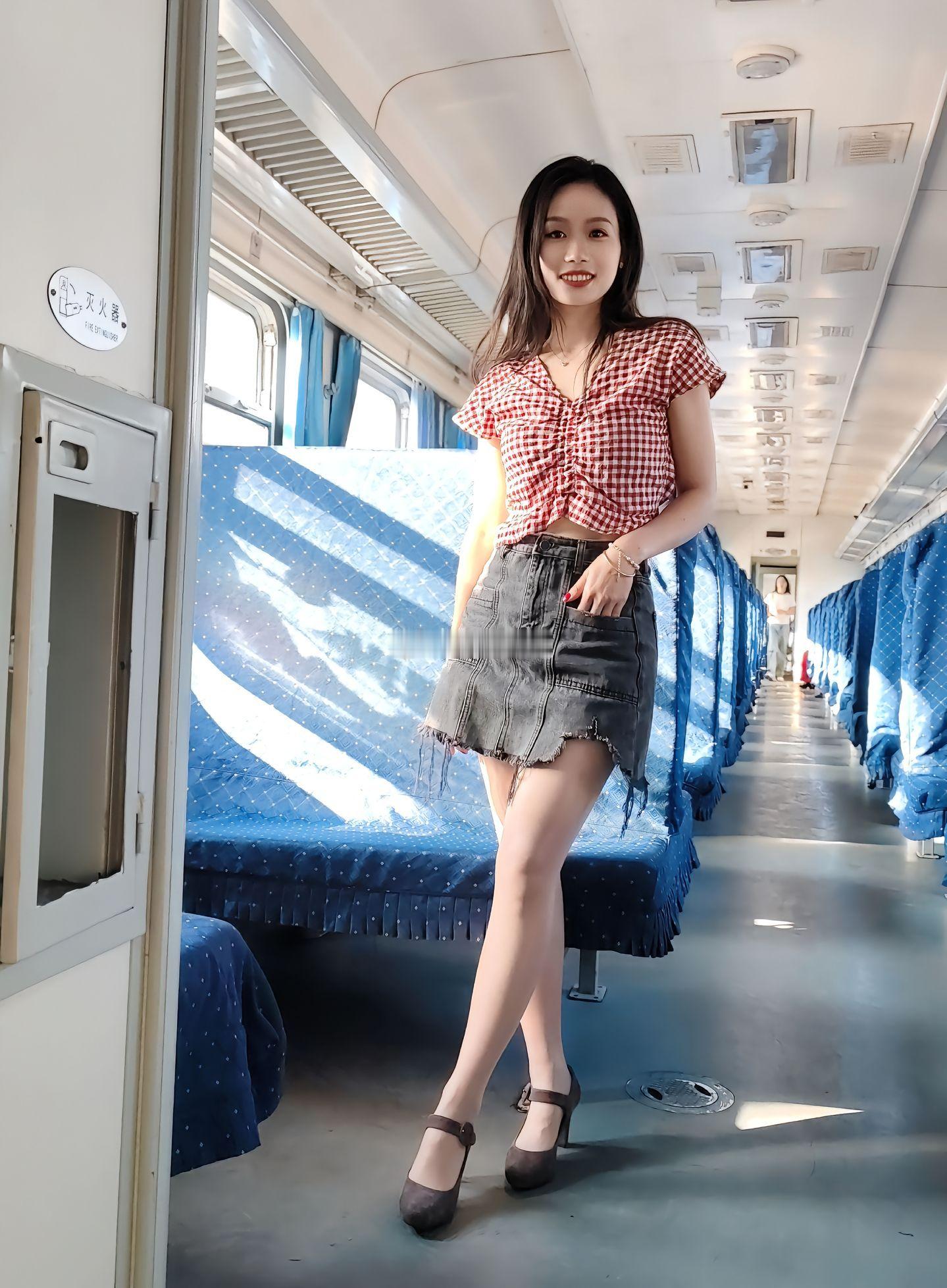 街拍美图街拍火车上的美味