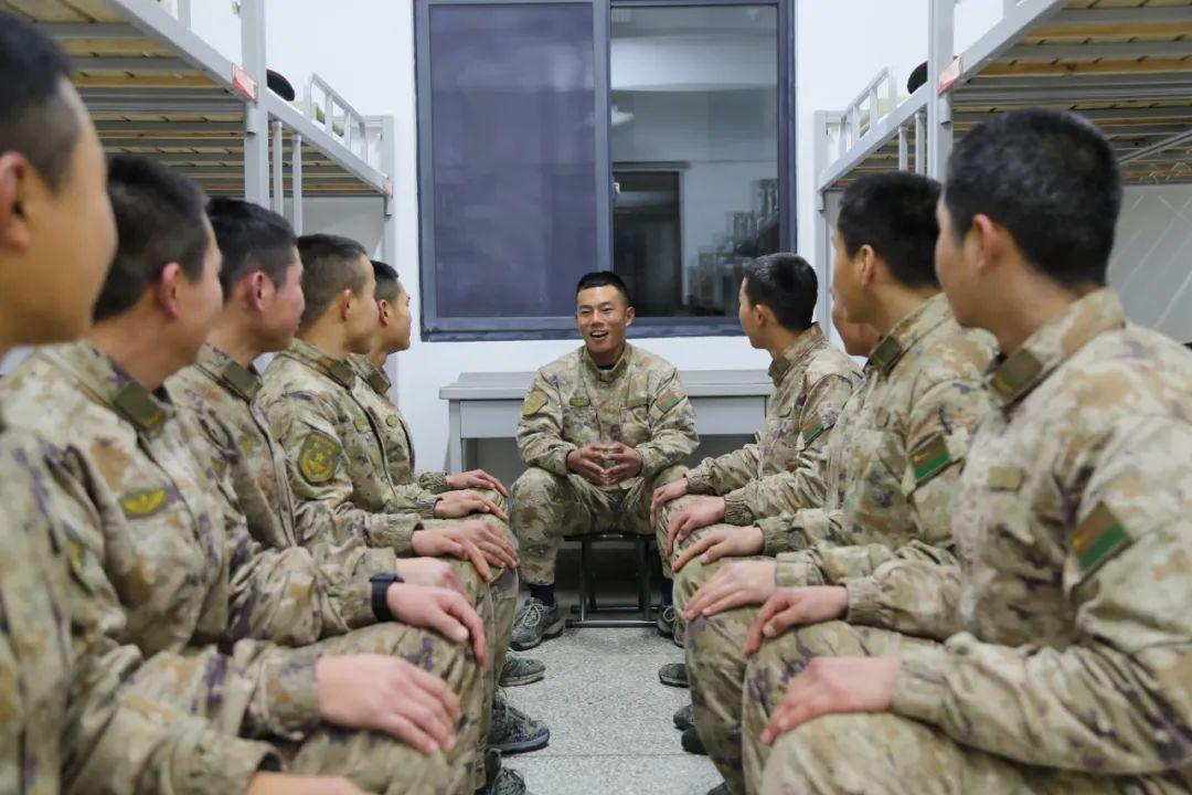 深化政治整训，锤炼过硬作风。当兵那年搞整训，我当场给连首长班长提了三条意见，没想