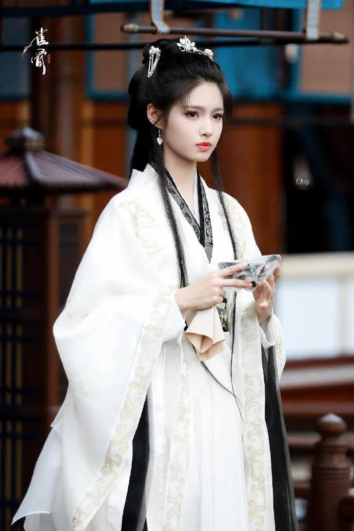 陈昊宇靠着“乘风”翻红了，演了女主，还在央视播出，她是幸运的。靠着这波流量，陈