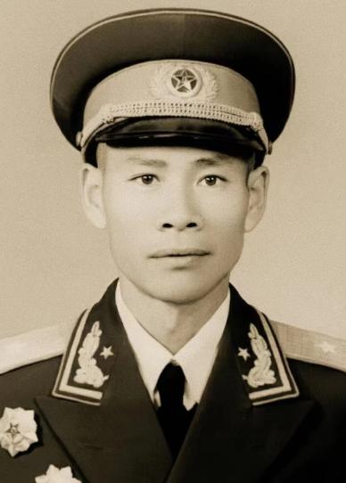1969年，一个副军长去西安热电厂视察，陪同的厂长在后面点头哈腰，结果，这位副军