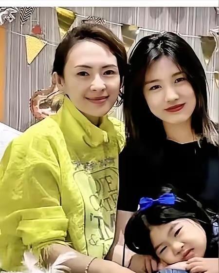 11月25日，11:25，章子怡发了张全家福。没喊“继女”，没晒蛋糕，只放了一