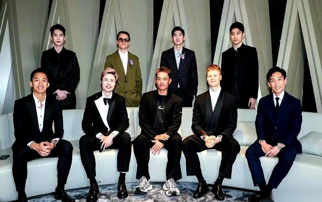 林丹这事儿真的太戳人了，真的，就是那种心里软软的，又觉得特别佩服的感觉。他自己掏