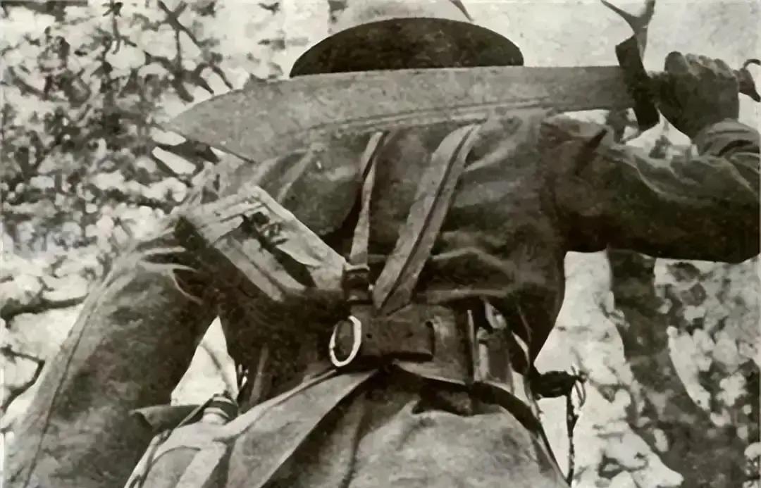 1942年4月，正在睡觉的土匪头子牛登峰忽然听到外面传来密集的枪声，他知道大事不