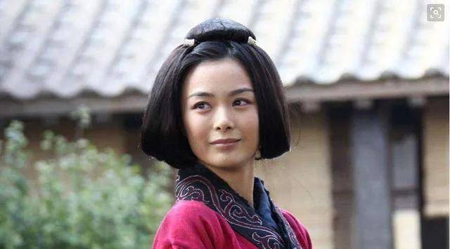 公元178年，丁夫人和24岁的曹操，结婚2年了都未孕。这一天，丁夫人强忍泪水，让