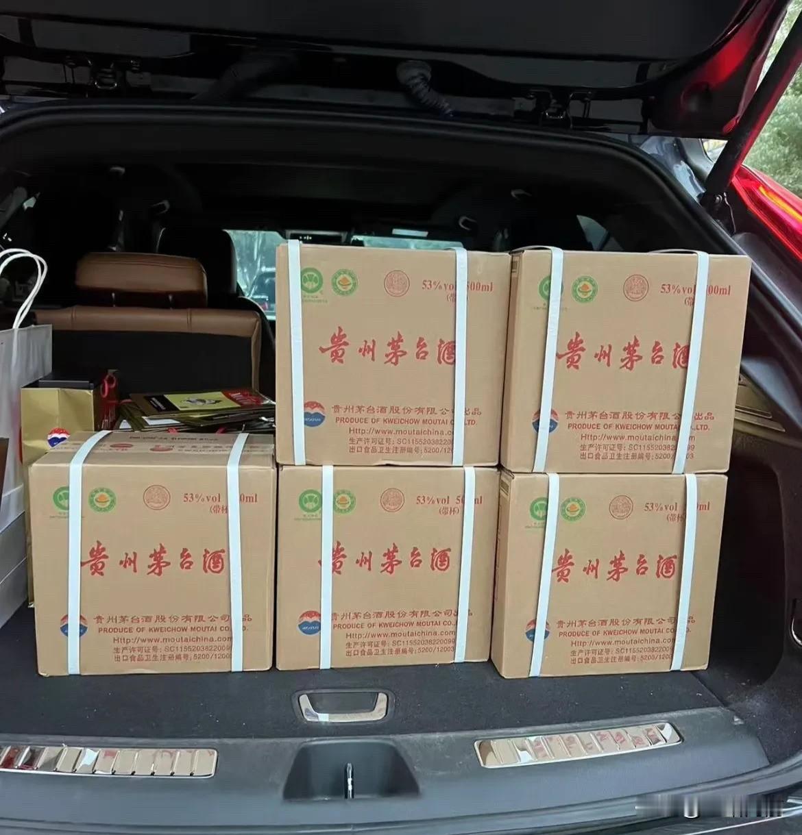 我现在肠子都悔青了！今年跟风抄底茅台，三次入手囤了5箱，本以为能赚点差价，结果2