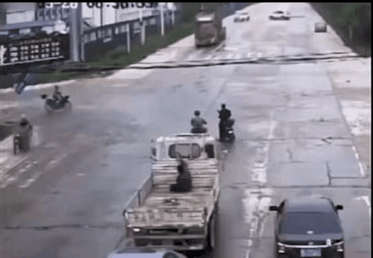 这段视频说的是，一位带拖挂的卡车司机面对危急状况，他自己出于善意，没有按不让道的