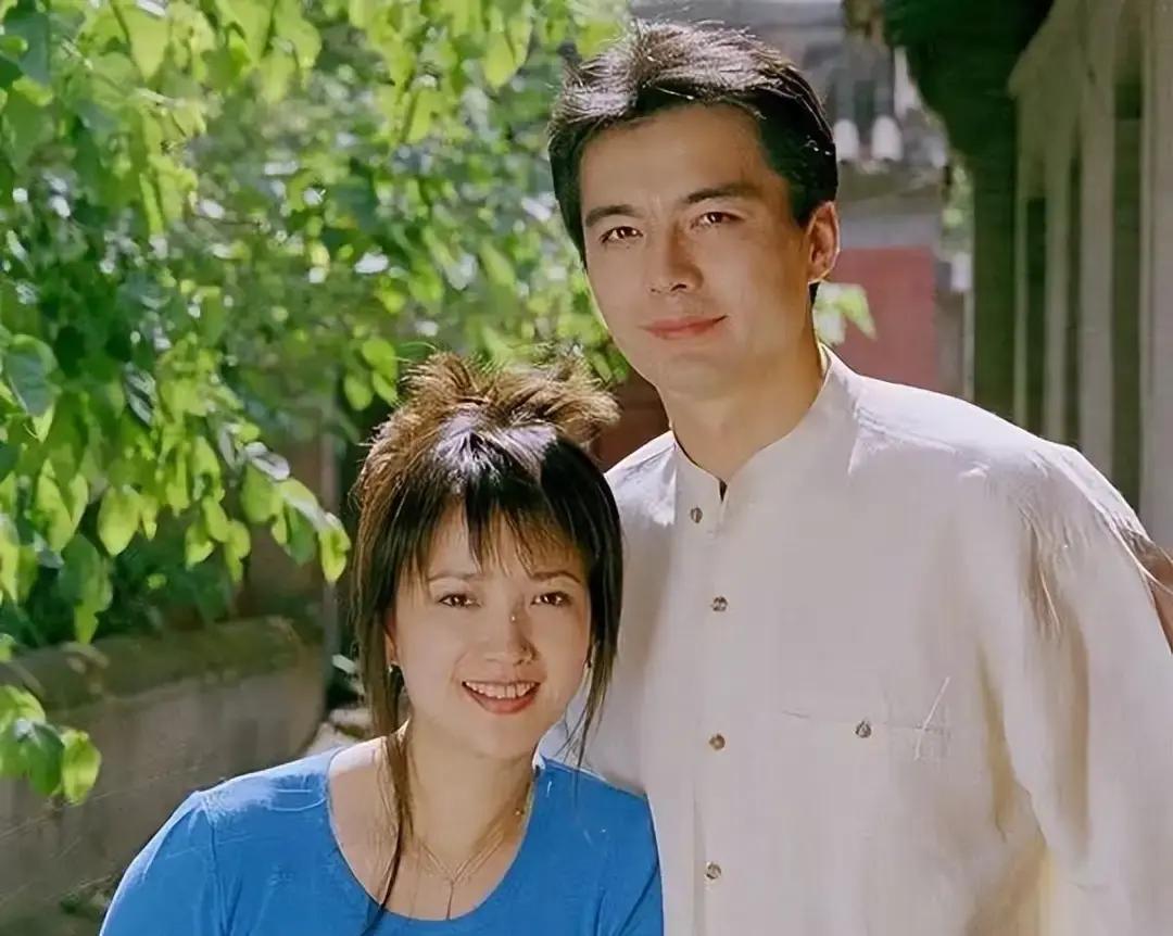 许亚军这人，婚姻经历挺丰富。四段，听着是多。当年消息出来，不少人眼皮直跳，觉得这